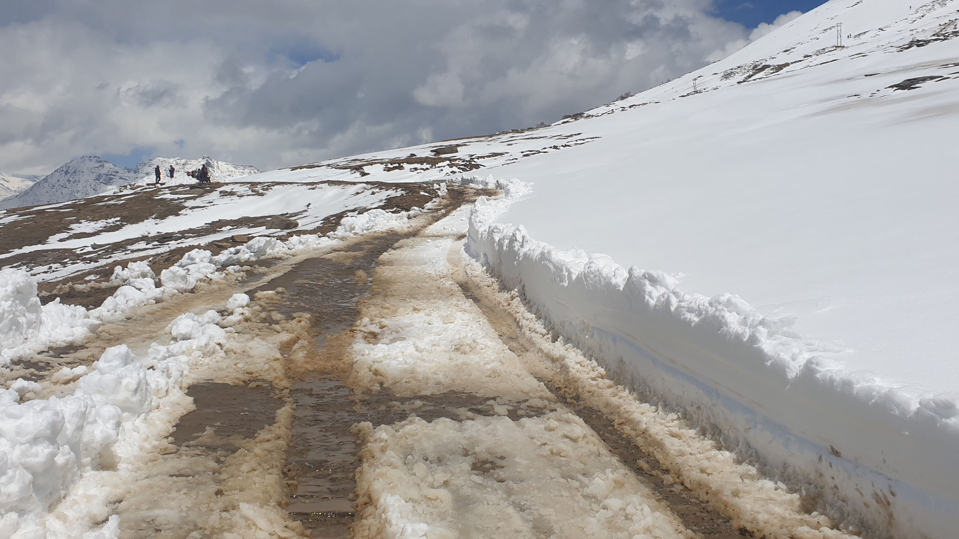 Road to Chanshal Pass