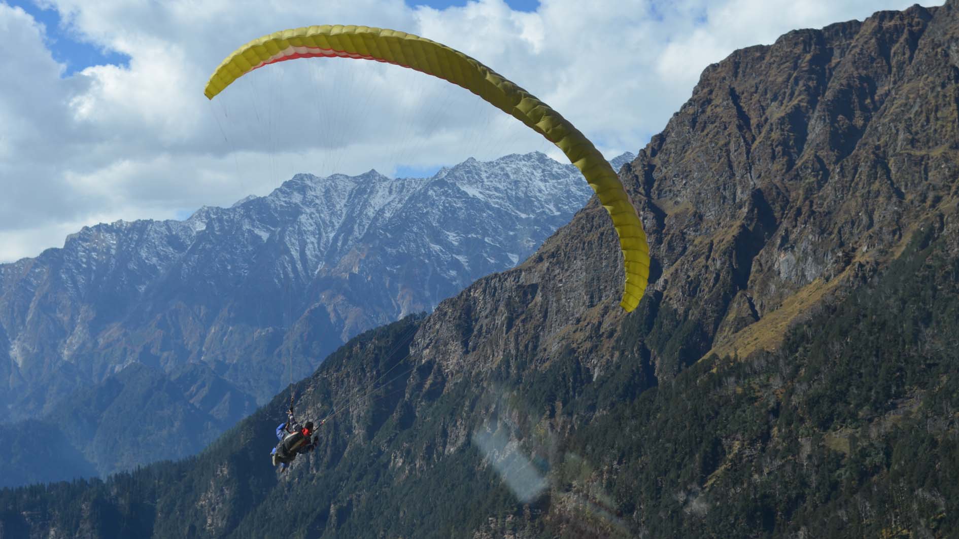PARAGLIDING IN MANALI VALLEY