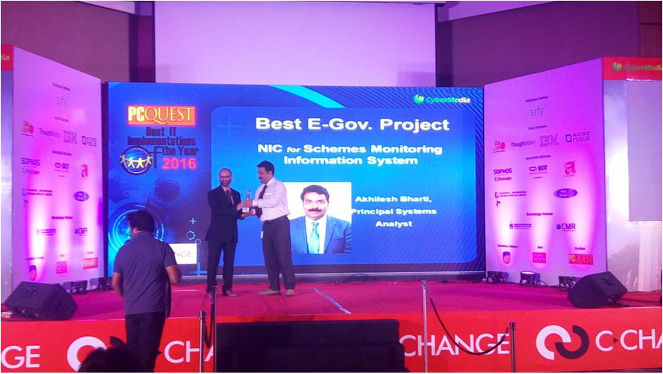 Sh. Akhilesh Bharti, DIO Mandi , receiving the award on behalf of NIC Himachal Pradesh